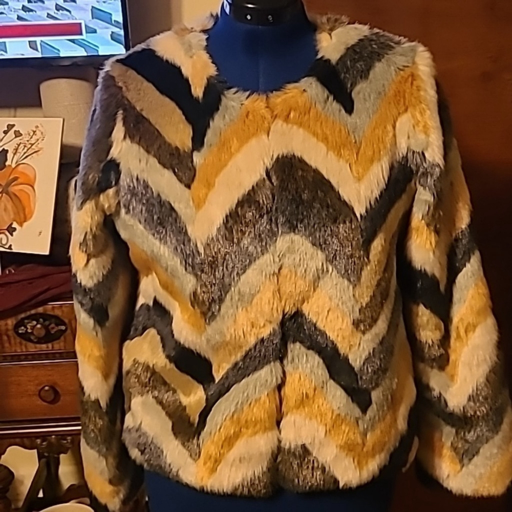 Skies are Blue, desert chevron jacket. sz. M. Faux fur Multi color (#915)